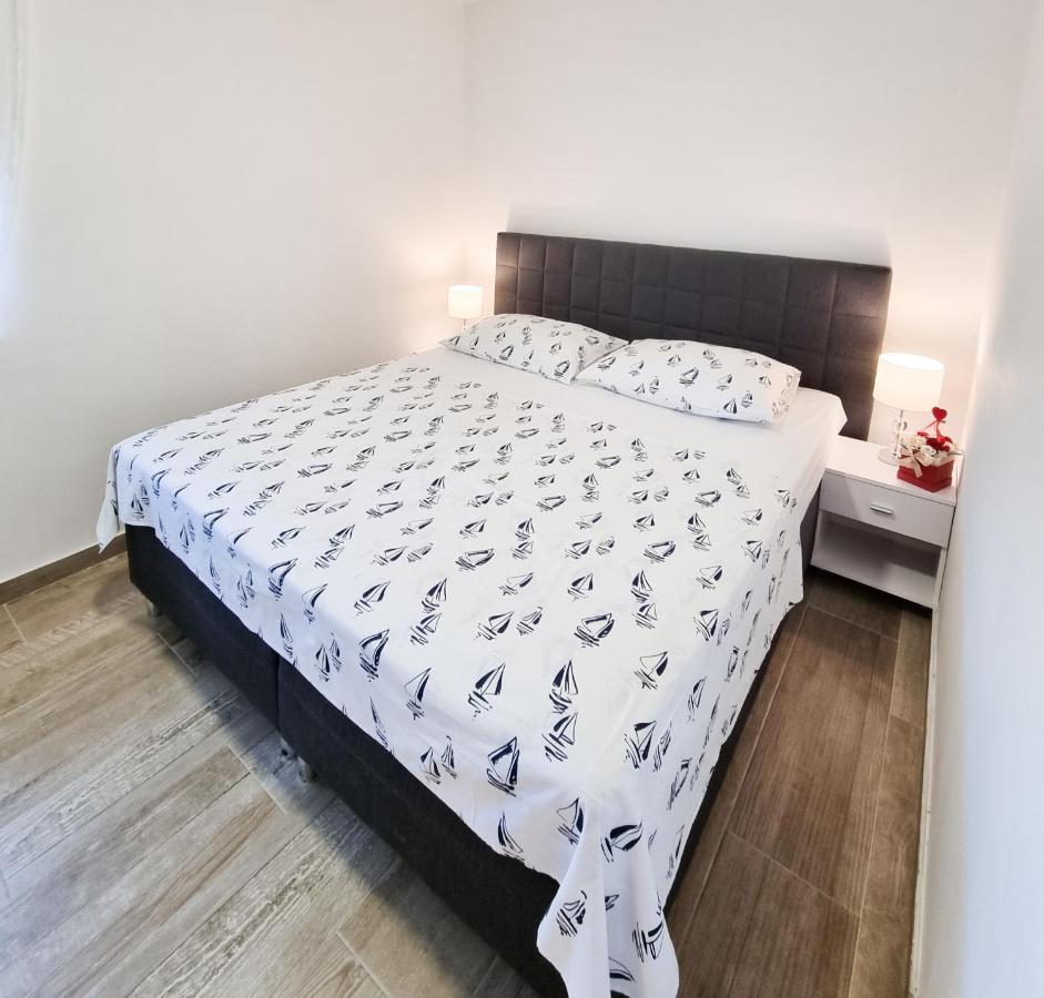 Apartment Ane 2 Tisno Esterno foto
